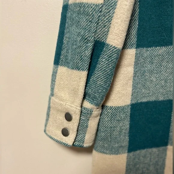 ๐๐ ๐๐ญ๐ฒ๐ฅ๐- Womanโs Shacket - Picture 4 of 4